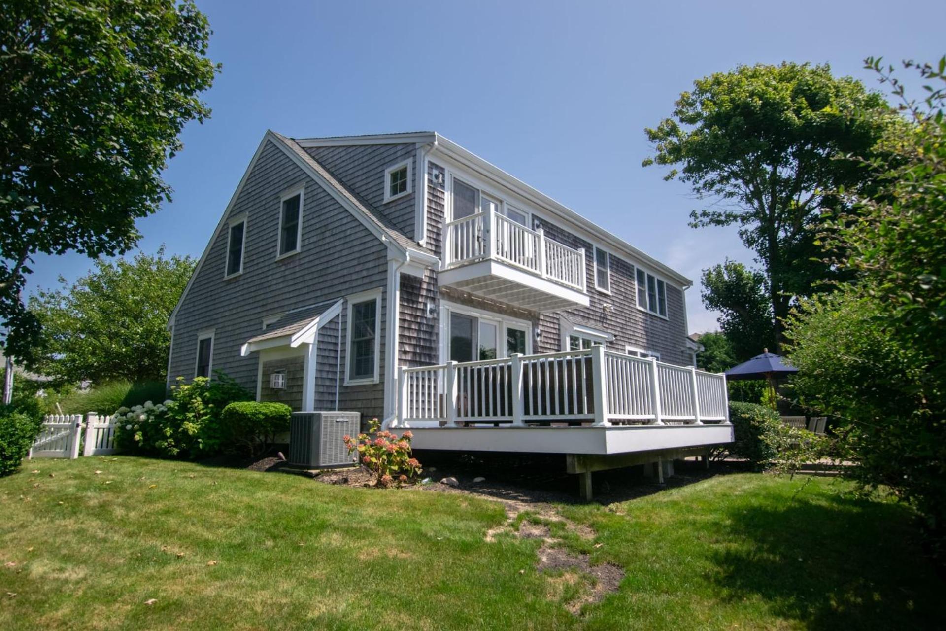 Holiday home Walk To Oyster Pond And Main Street *