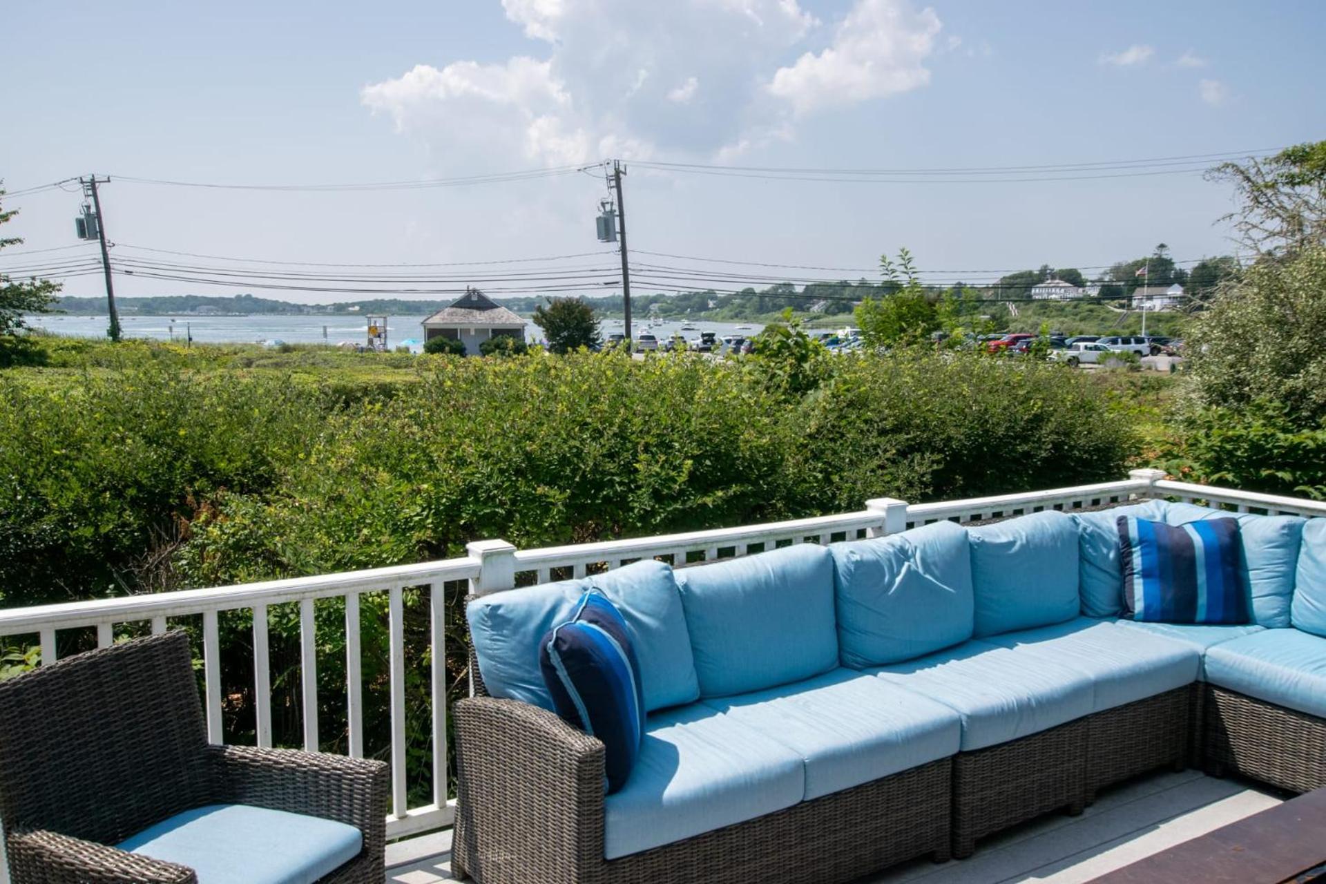 Walk To Oyster Pond And Main Street Holiday home *