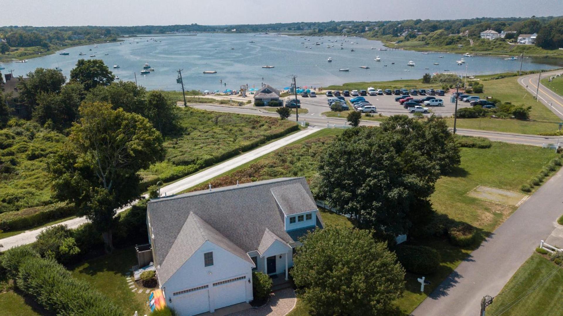 Holiday home Walk To Oyster Pond And Main Street *