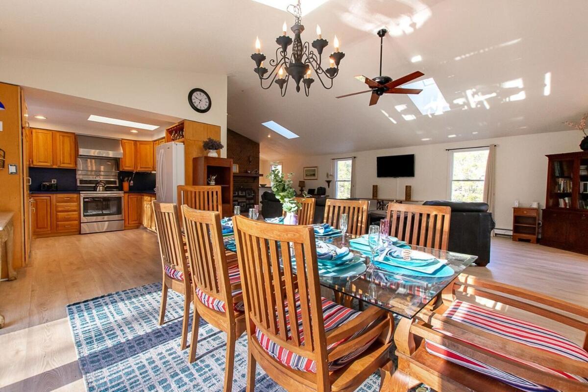 Large W Fire Pit And Dogs Welcome Holiday home