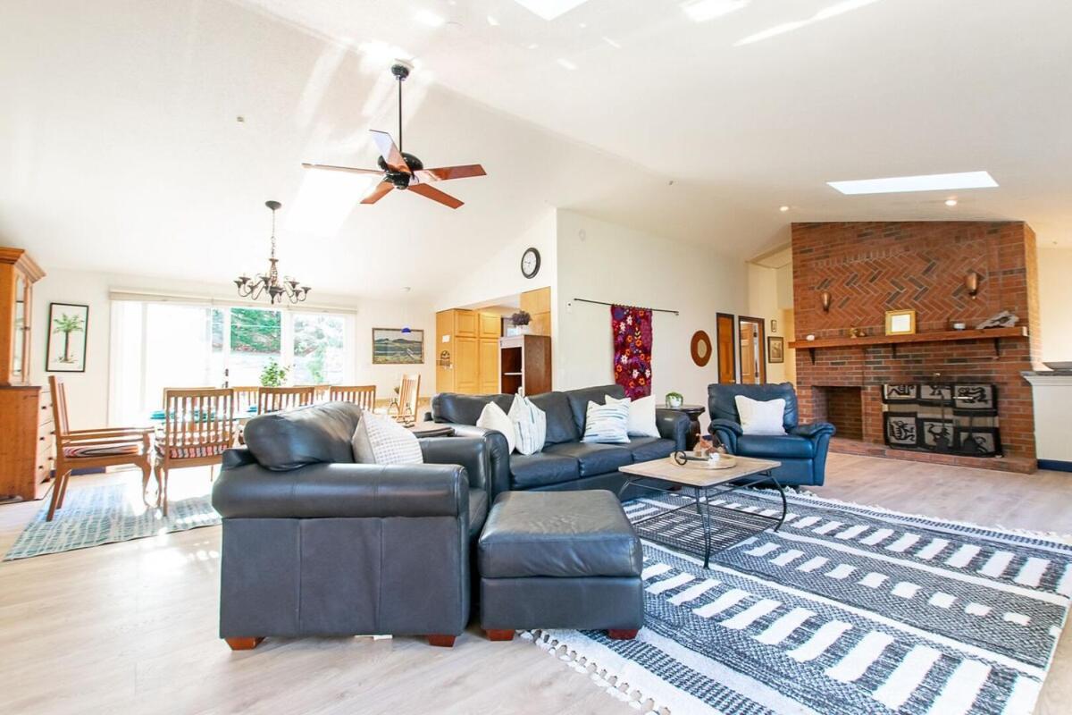 Large W Fire Pit And Dogs Welcome Holiday home