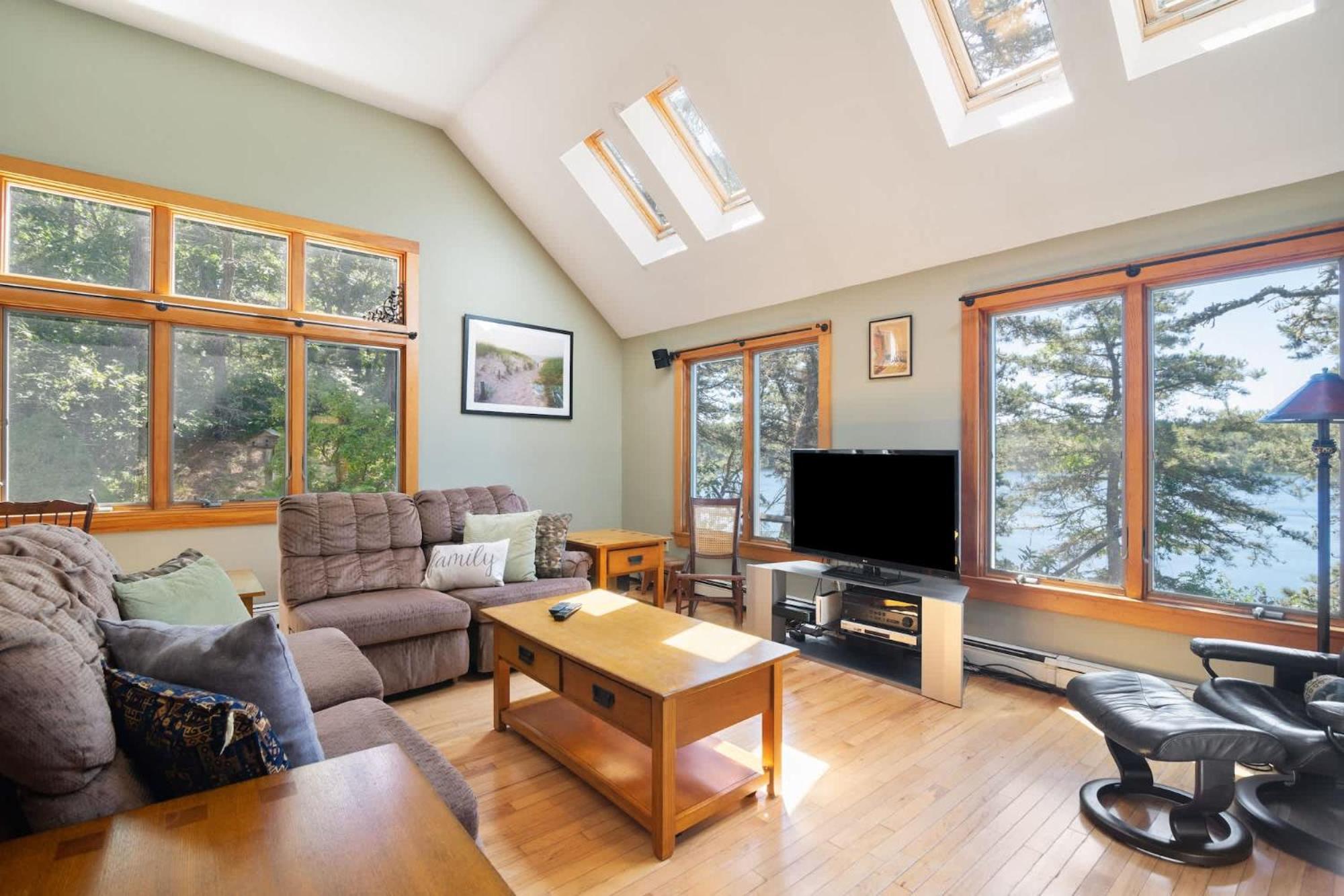 Amazing Location Lakefront Waterside Deck Chatham