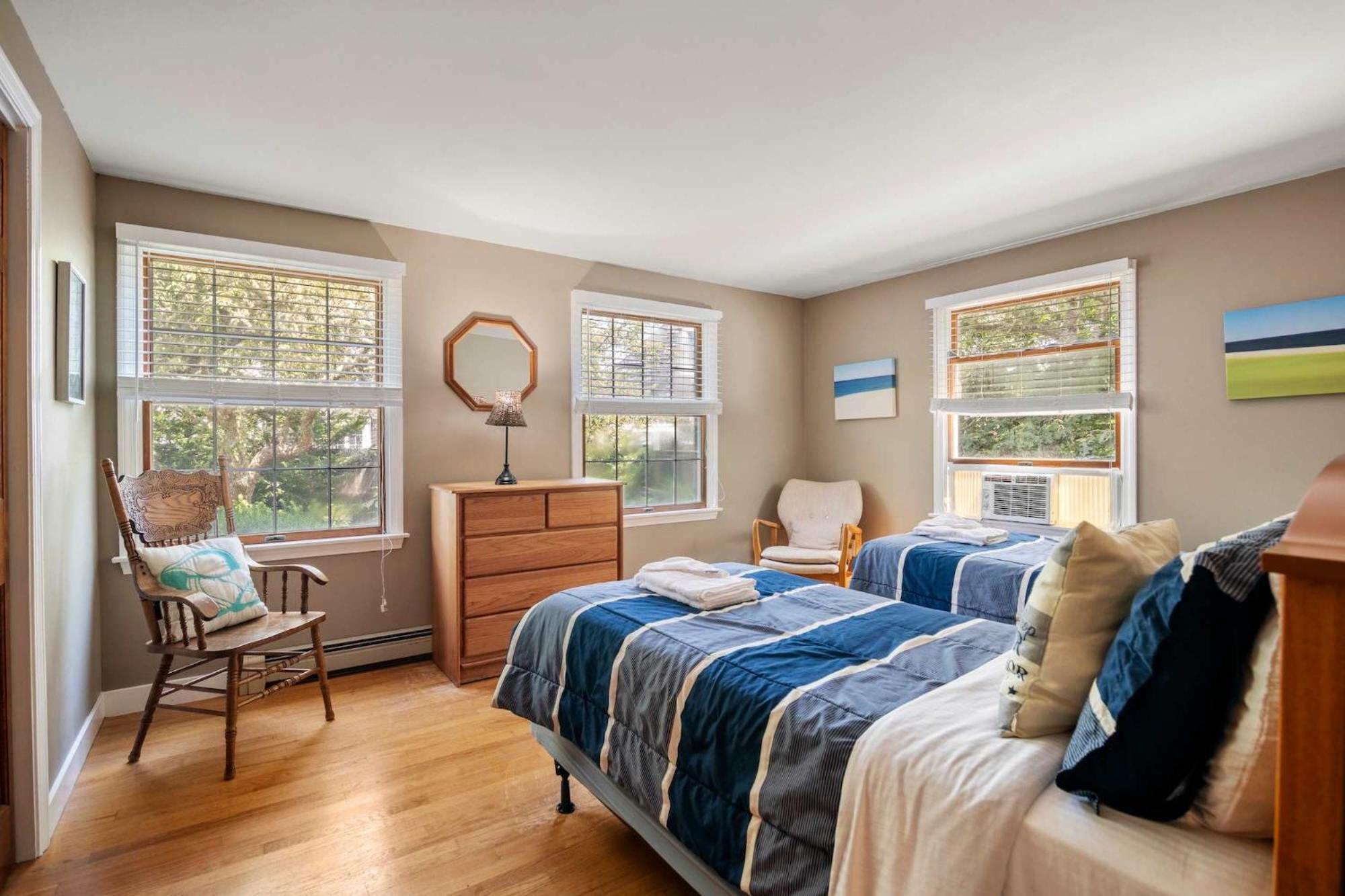 Charming Updated In Holiday home Chatham