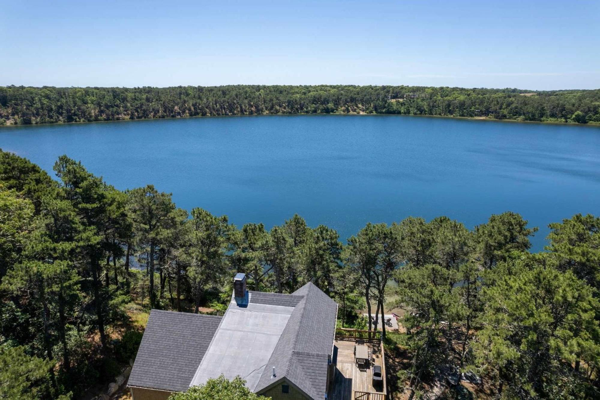 Amazing Location Lakefront Waterside Deck Holiday home *