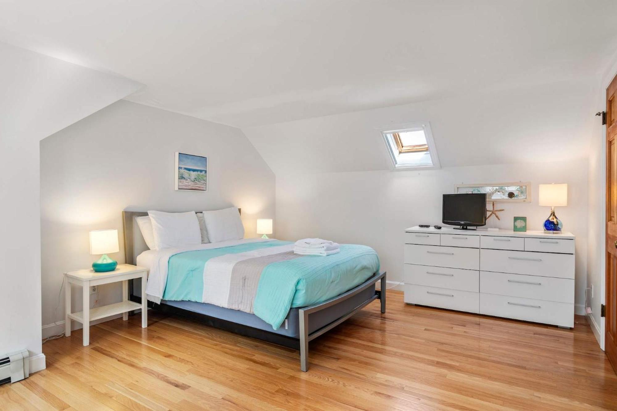 Charming Updated In Holiday home *