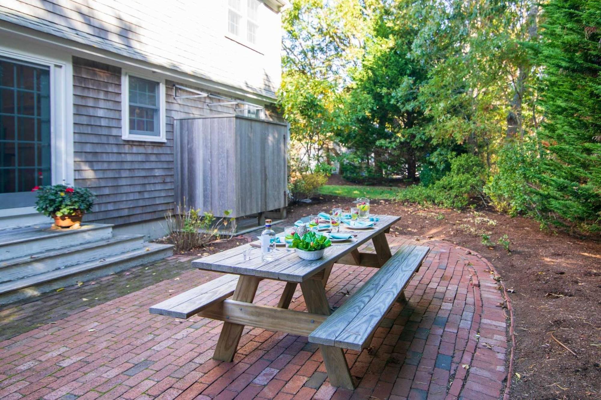 Holiday home Walk To Private Patio And Backyard