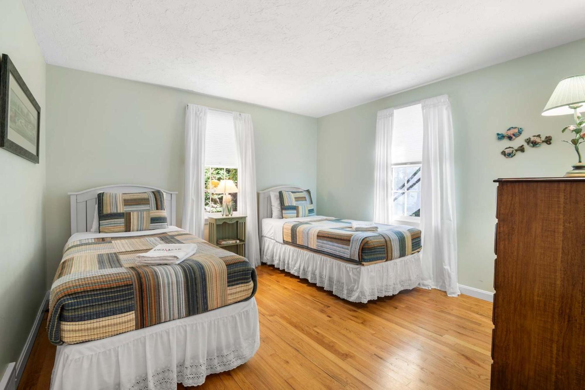 Walk To Private Patio And Backyard * Chatham