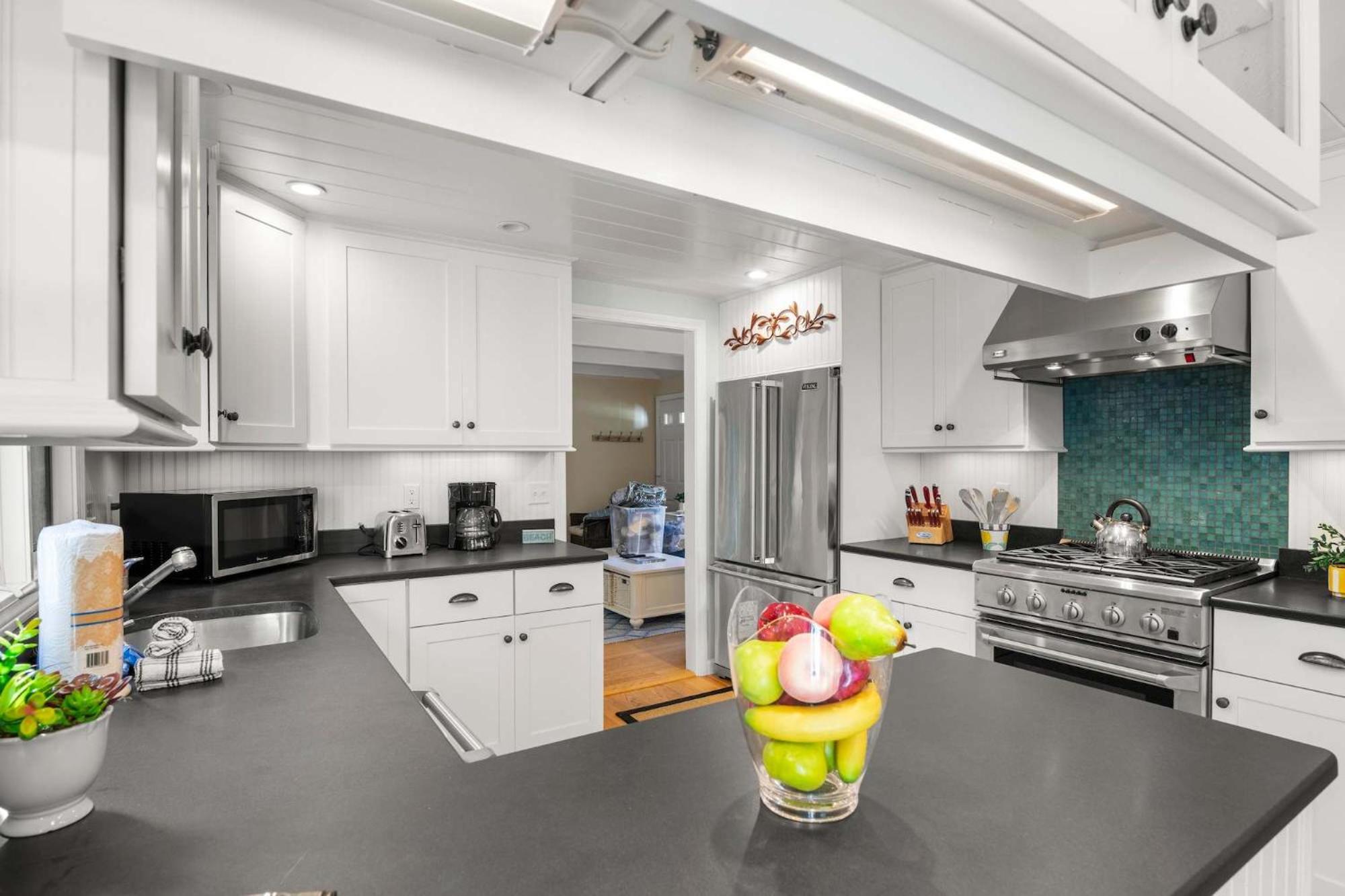 Walk To Private Patio And Backyard * Chatham