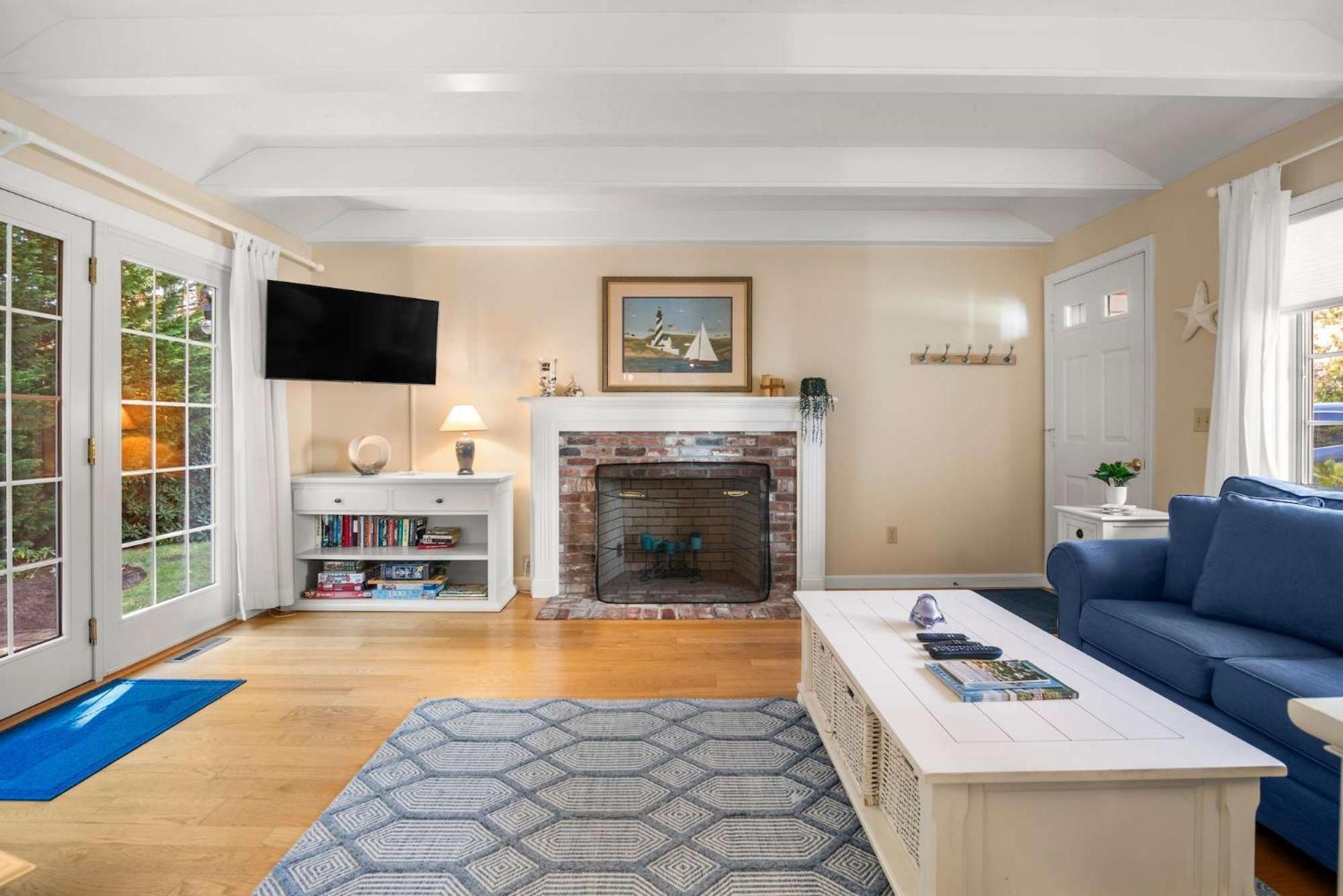 Walk To Private Patio And Backyard Chatham