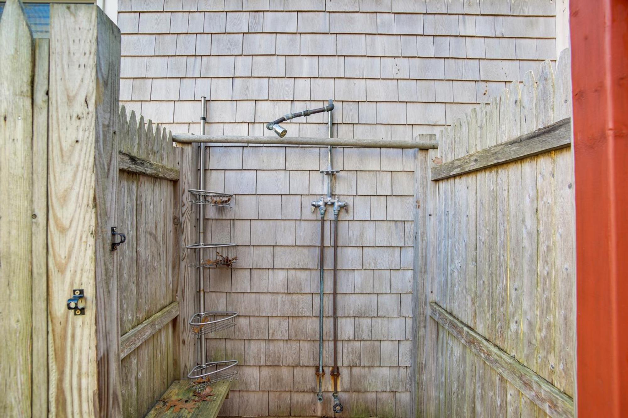 With Spacious Deck 2 Mi To Beaches! Chatham