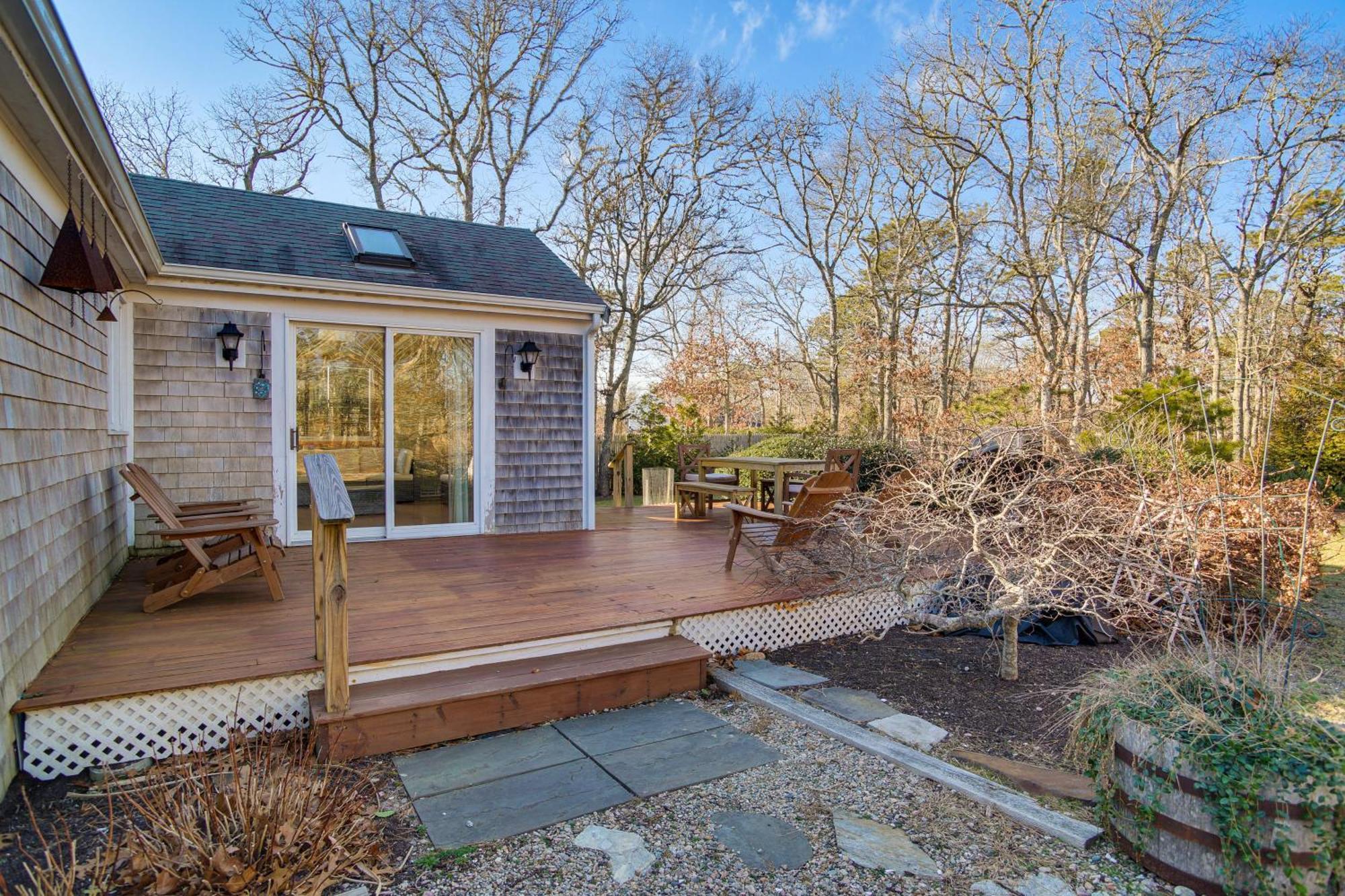 With Spacious Deck 2 Mi To Beaches!