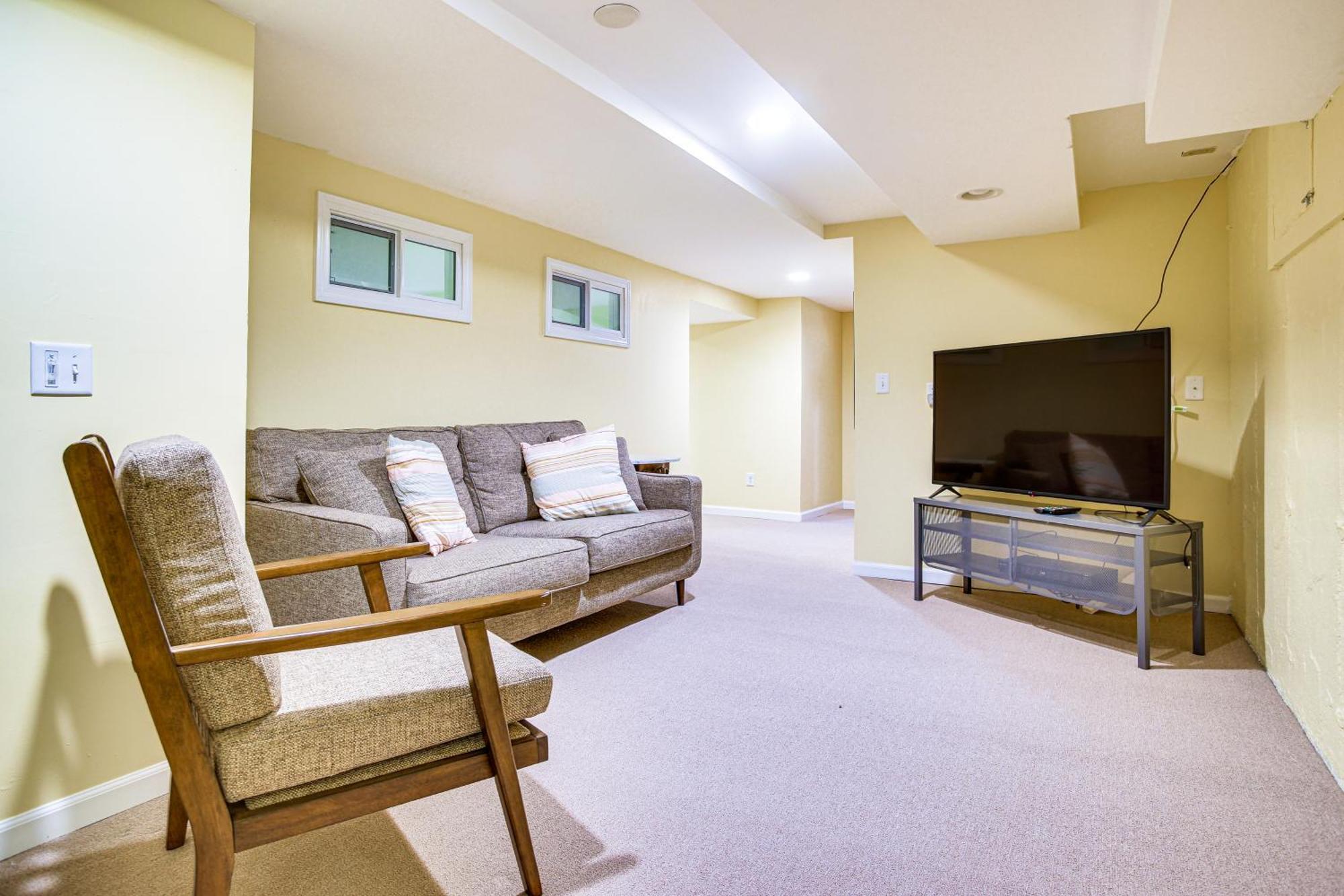 With Spacious Deck 2 Mi To Beaches! *