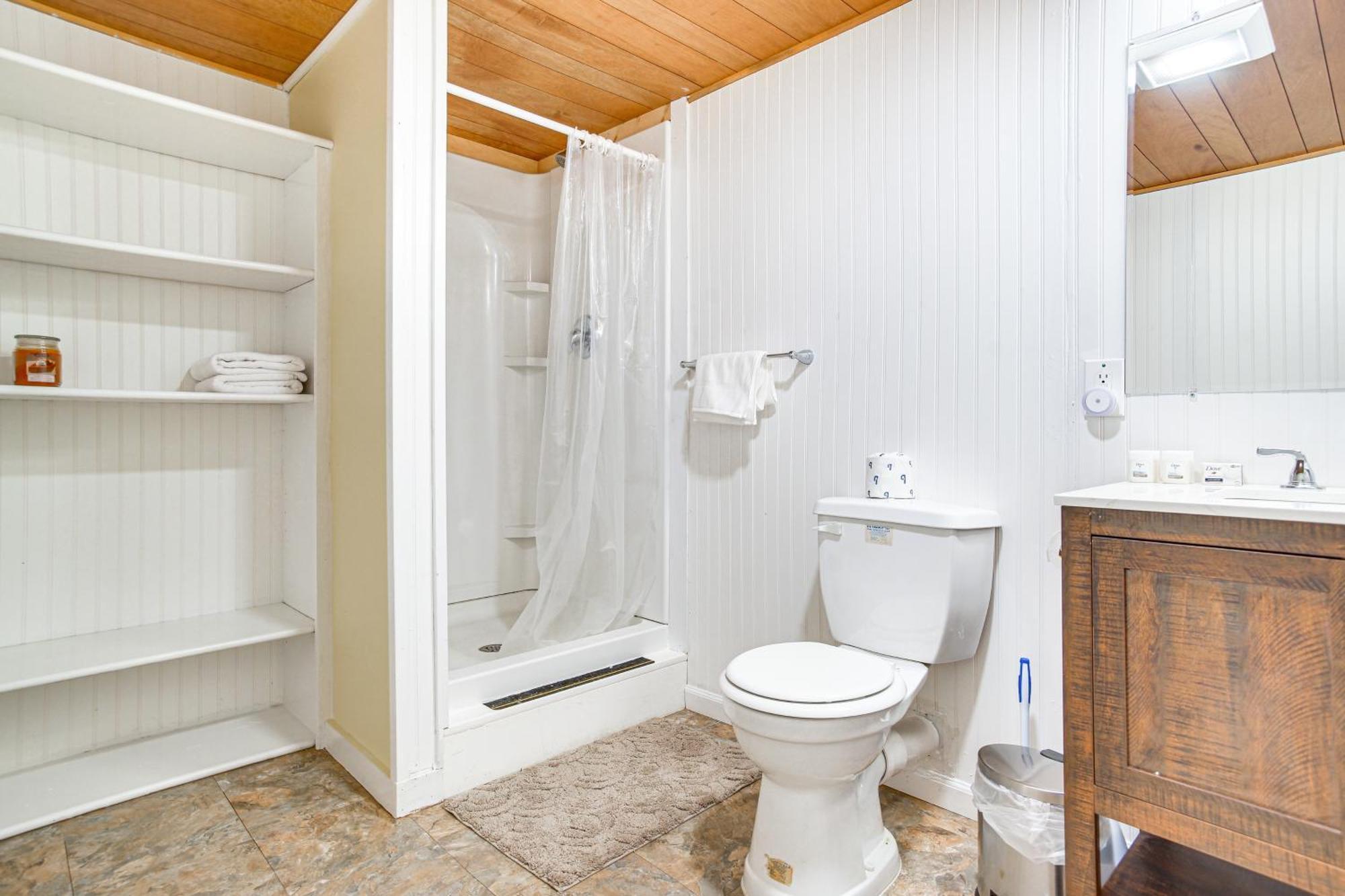 With Spacious Deck 2 Mi To Beaches!