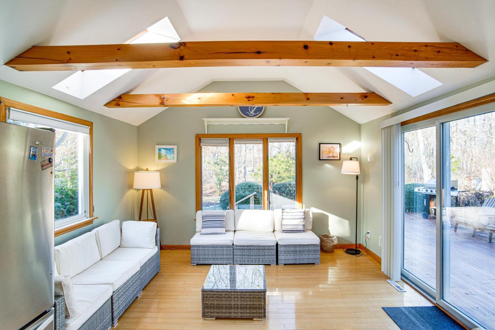 With Spacious Deck 2 Mi To Beaches!