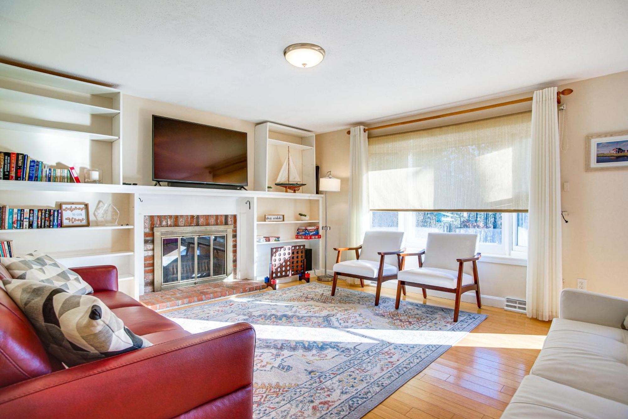 With Spacious Deck 2 Mi To Beaches! *