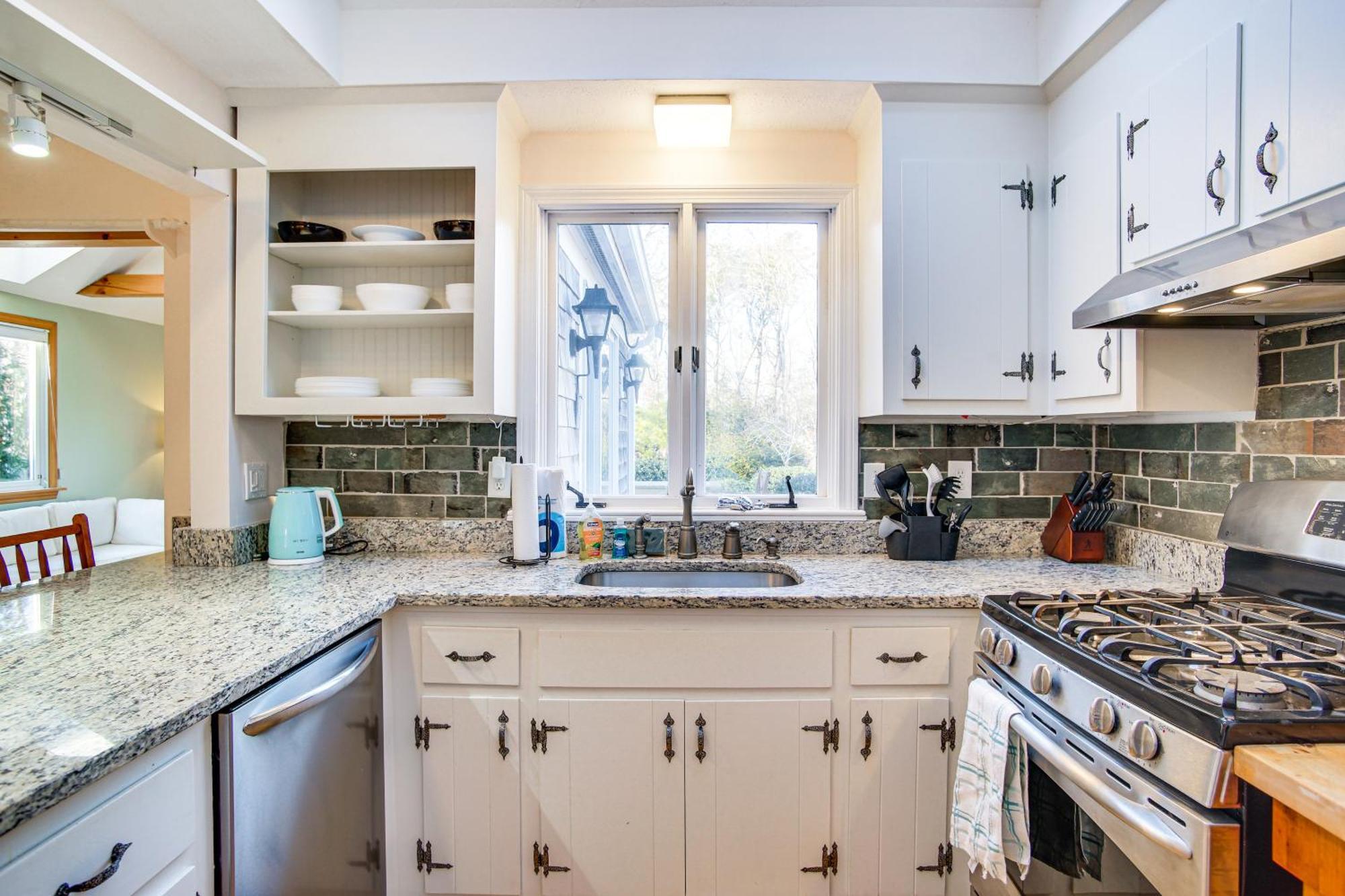 With Spacious Deck 2 Mi To Beaches!