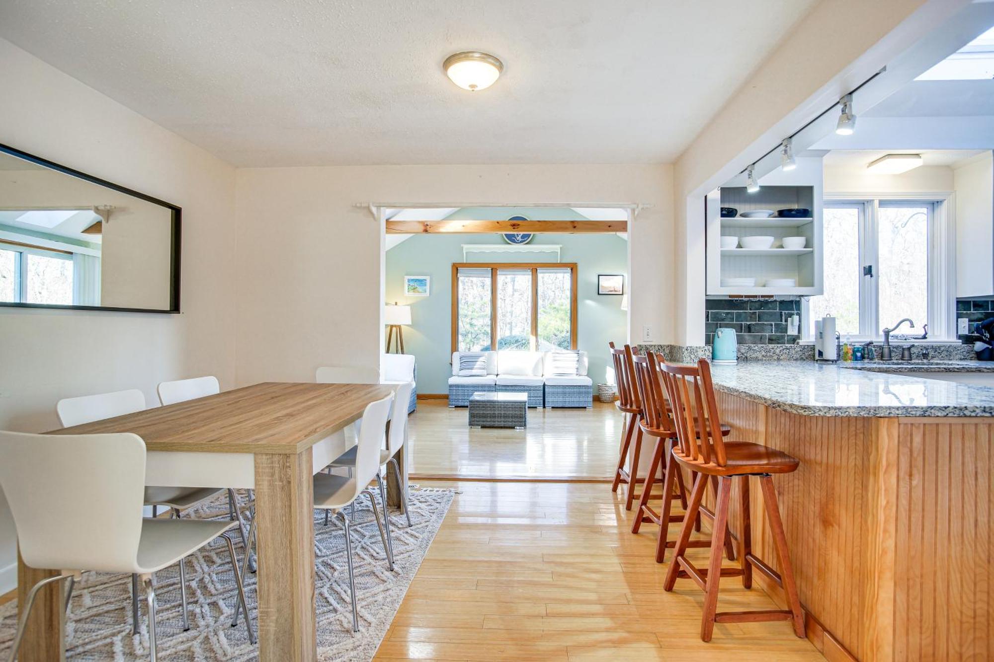 With Spacious Deck 2 Mi To Beaches! * Chatham