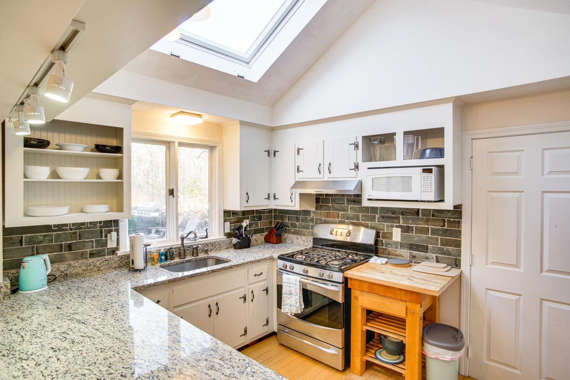 With Spacious Deck 2 Mi To Beaches!