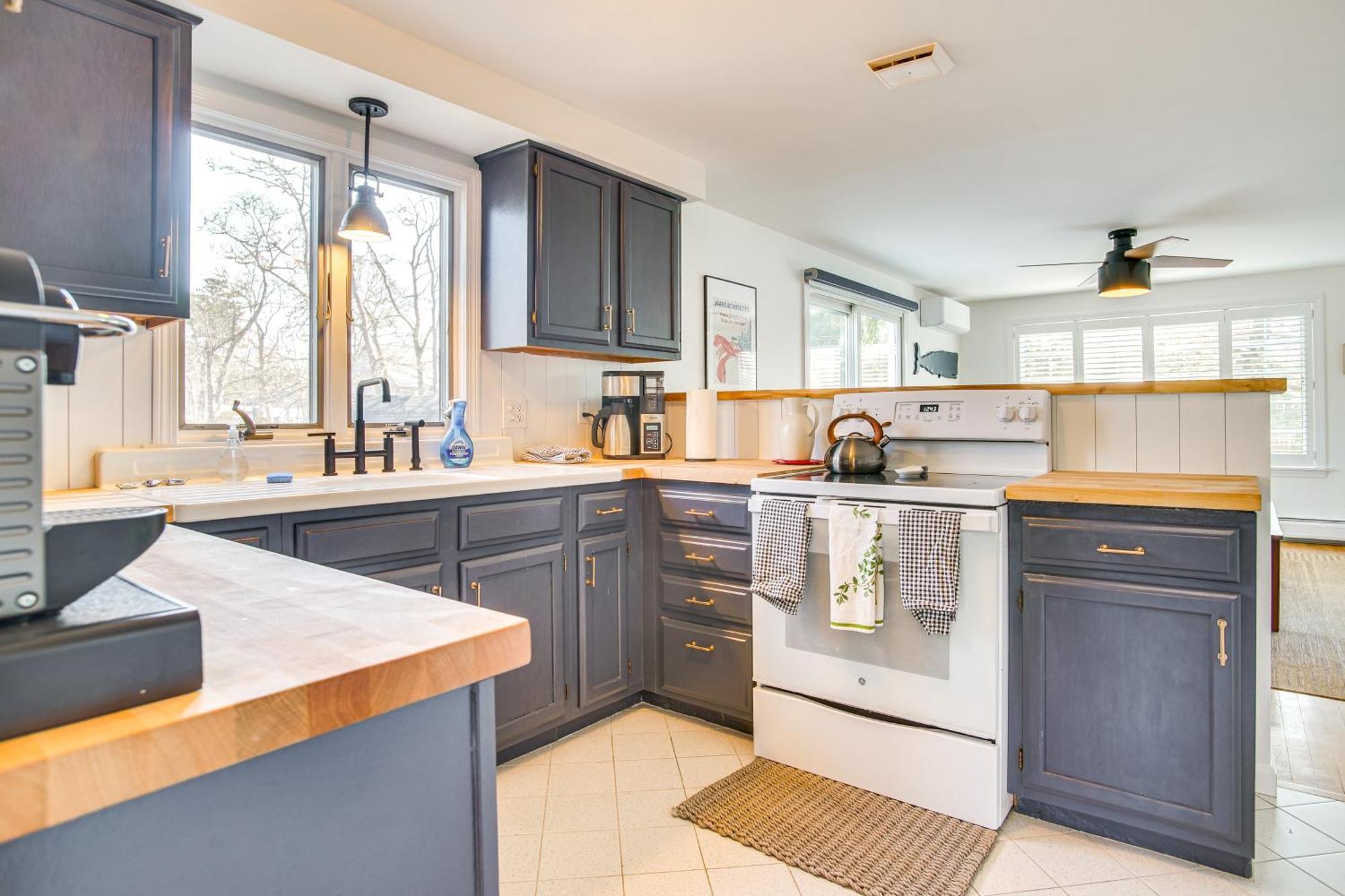 Cape Cod Near Bike Trail, 1 Mile To Beach! Holiday home