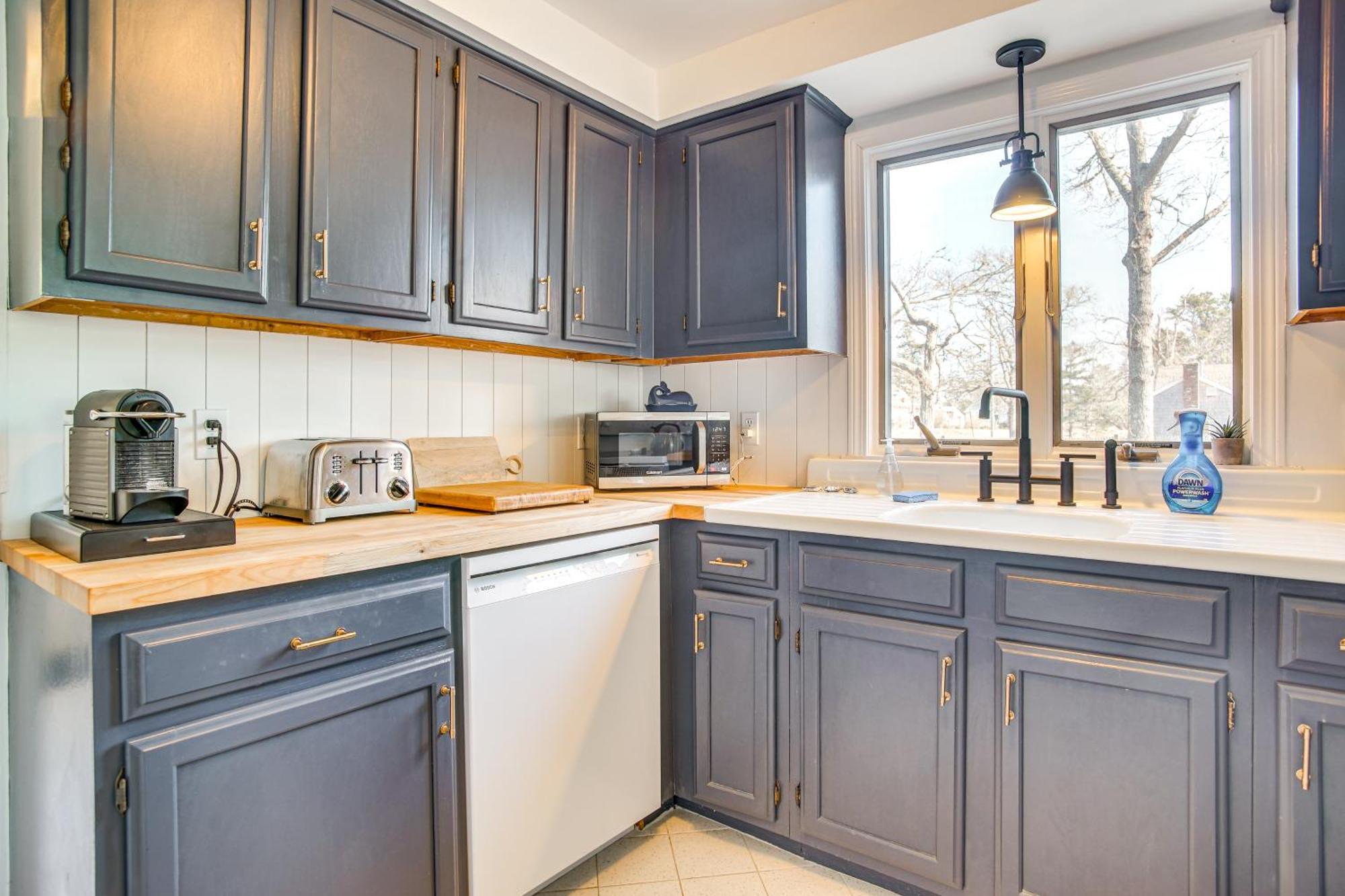 Cape Cod Near Bike Trail, 1 Mile To Beach! Holiday home *