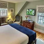 The Carriage House Inn