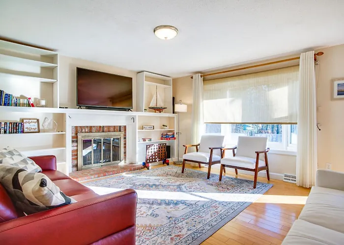 Chatham Home With Spacious Deck 2 Mi To Beaches!