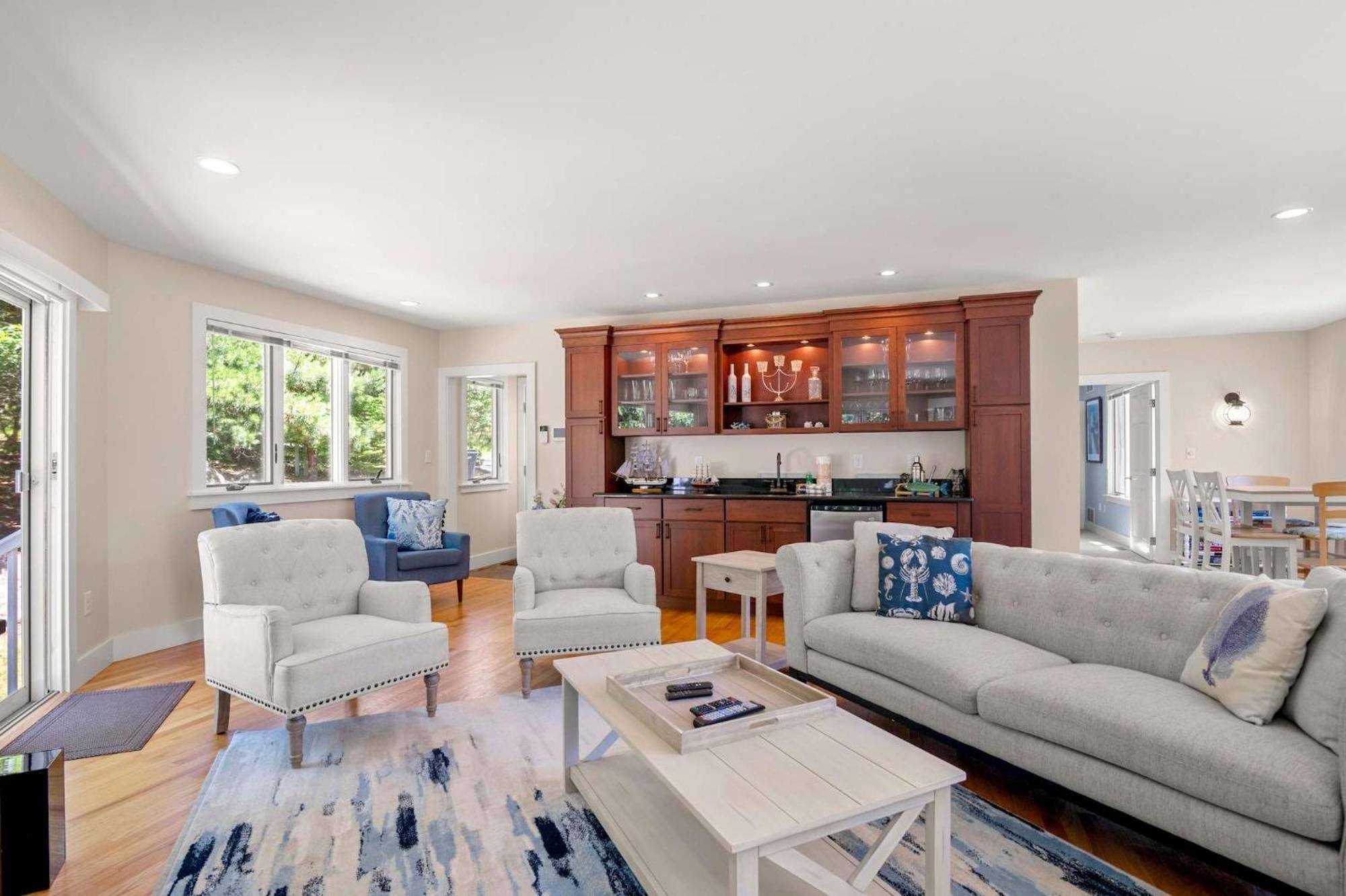 Beautifully Renovated W Access To * Chatham