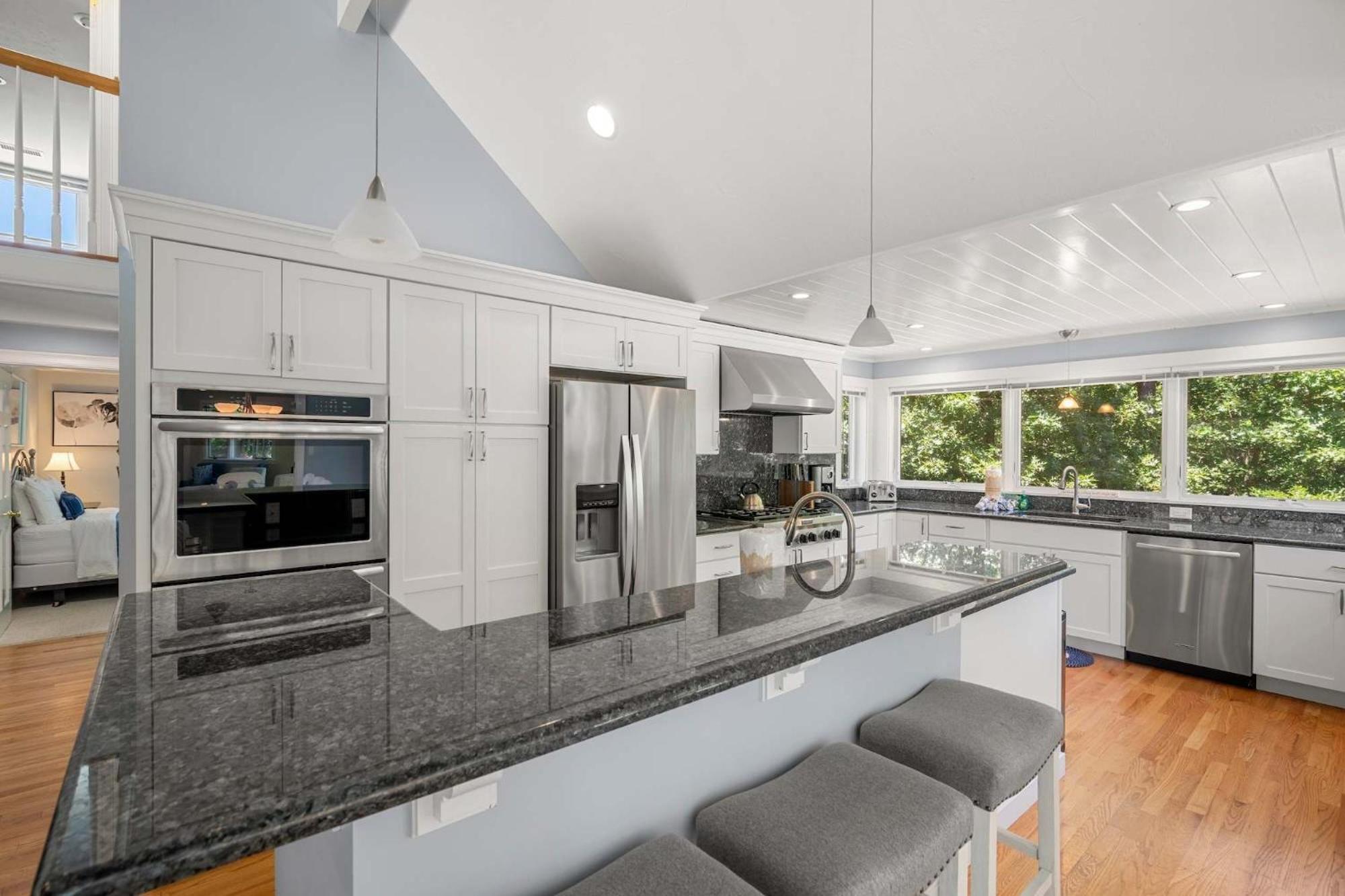 Beautifully Renovated W Access To Holiday home *